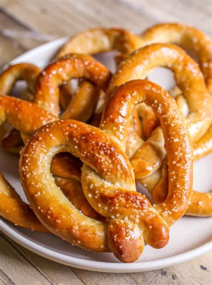 Anne's Pretzels: Freshly Baked Delights!
