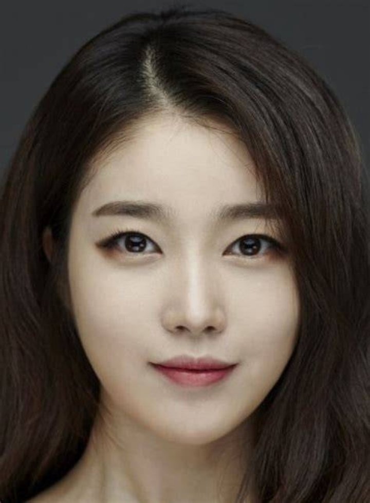 Kim Yeo-Jin: The Rising Star in the Entertainment Industry
